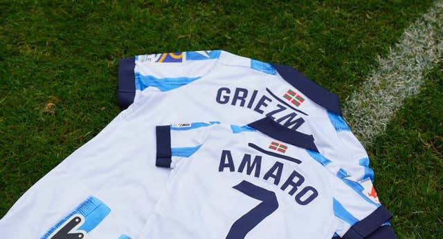 La Real Sociedad responde al guiño de Griezmann y le regala su camiseta