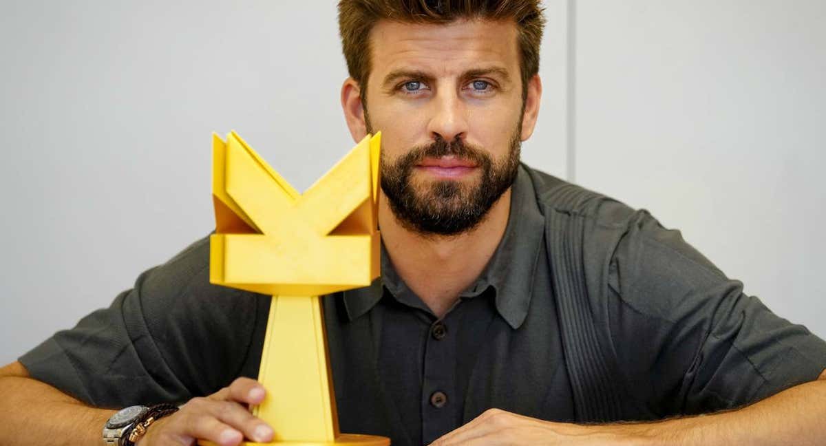 Gerard Piqué con el trofeo de la Kings League.