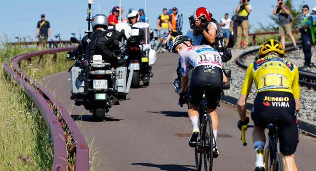 Sanción para las motos que frustraron el hachazo de Pogacar a Vingegaard