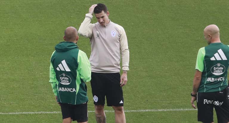 Santi Mina, en un entrenamiento con el Celta de Vigo.