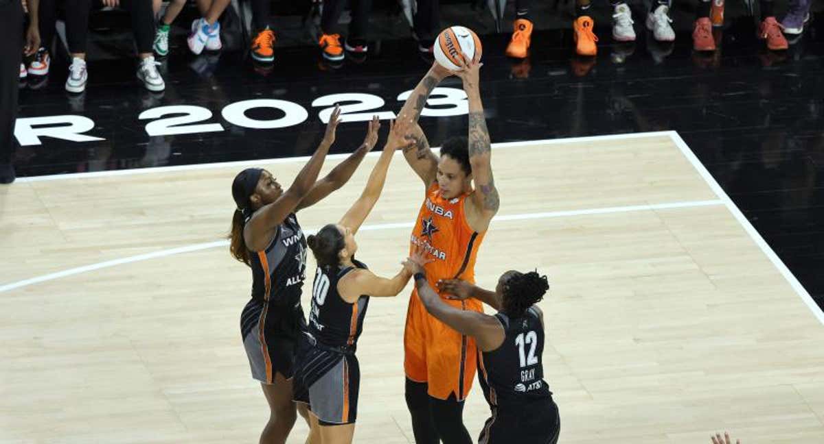 Brittney Griner retiene el balón ante tres rivales en el partido del All Star de la WNBA.