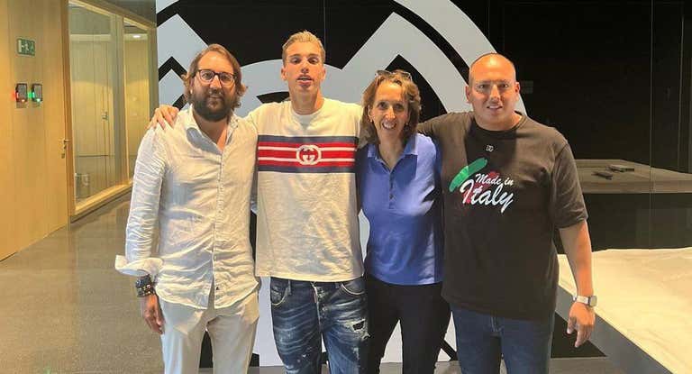 Bibian Weggelaar, representante de Iker Bravo, posa con el futbolista en las oficinas del Real Madrid.