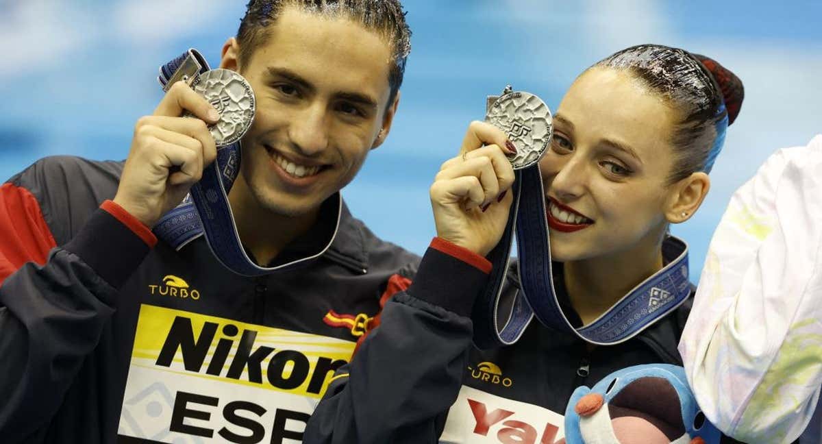 Dennis González y Emma García  posan con la medalla de plata. /REUTERS/ Issei Kato