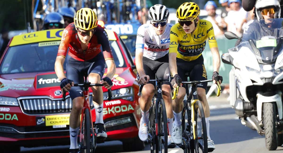 Carlos Rodríguez, junto a Tadej Pogačar y Jonas Vingegaard en el Tour de Francia 2023. /EFE / ETIENNE GARNIER