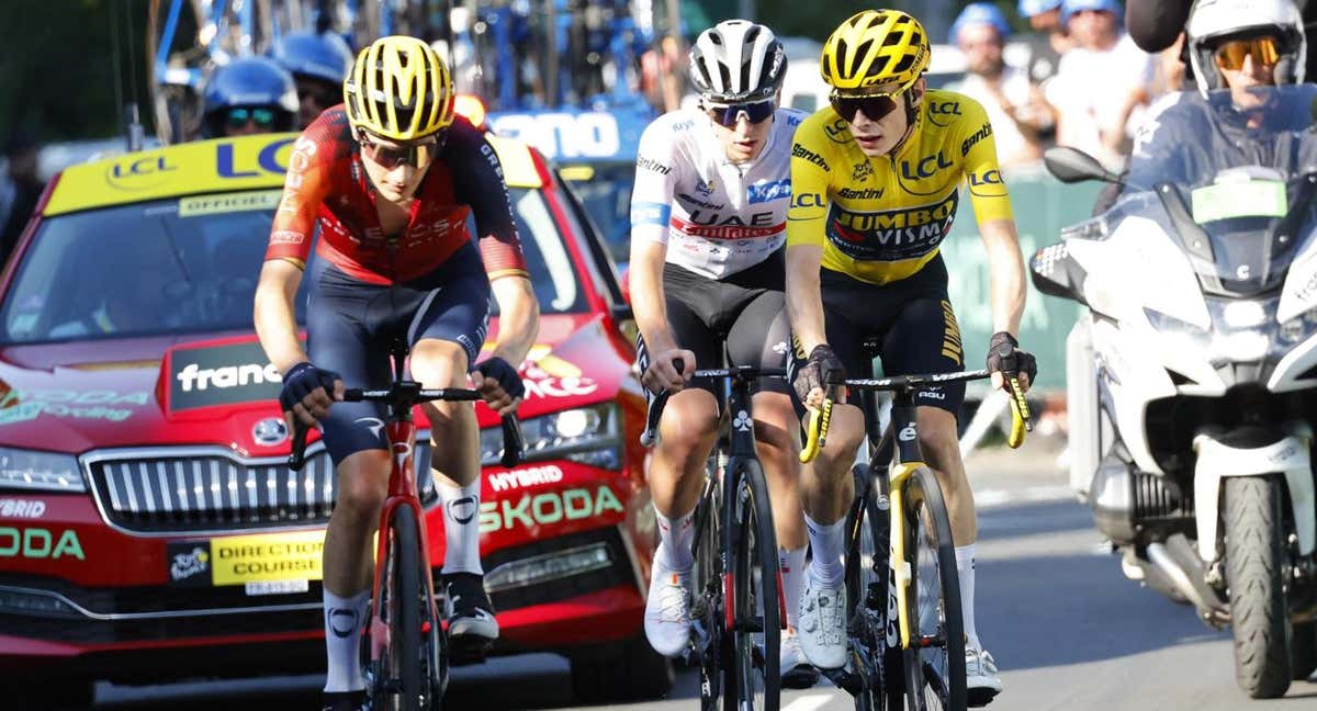 Carlos Rodríguez, junto a Tadej Pogačar y Jonas Vingegaard en el Tour de Francia 2023.