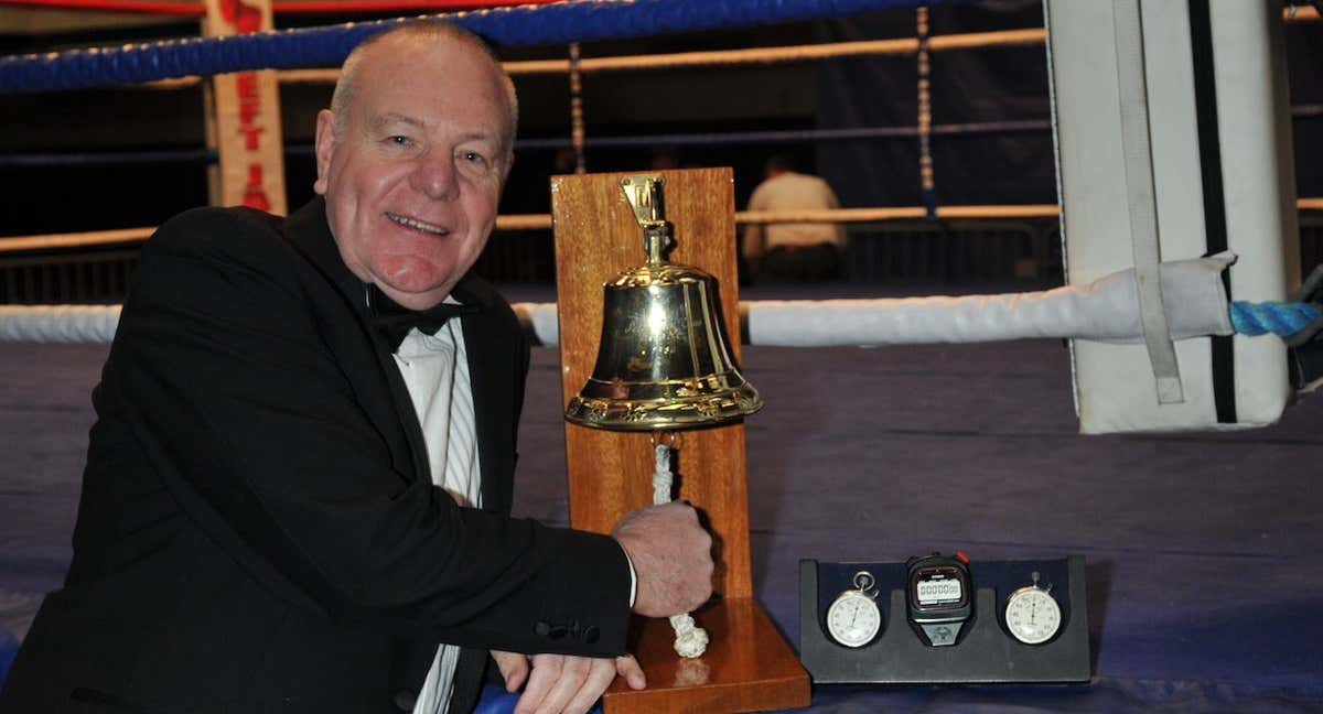 Bob Edgeworth, cronometrador galardonado por la British Boxing Board of Control en 2022./BBBofC