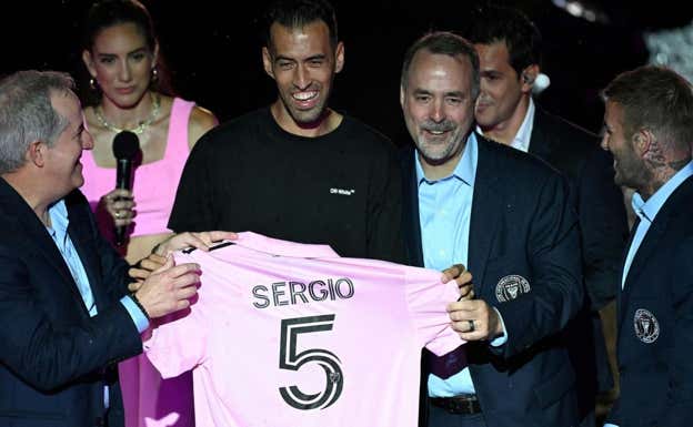 Busquets posa con su nueva camiseta.  AFP