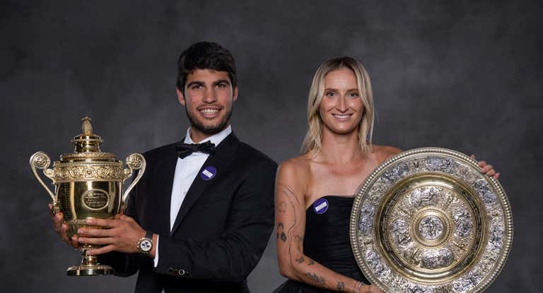 Carlos Alcaraz y Androusova con los trofeos a los ganadores de Wimbledon.