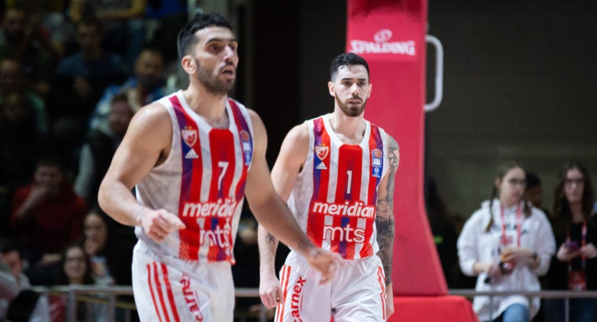 Facundo Campazzo y Luca Vildoza durante un encuentro con el Estrella Roja