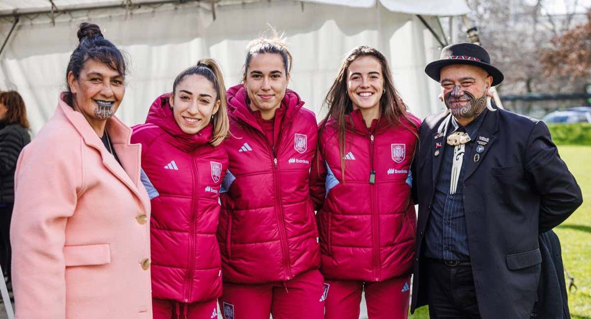 Olga Carmona, Cata Coll y María Pérez posan junto a algunos de los protagonistas del acto de bienvenida. /@SEFutbolFem