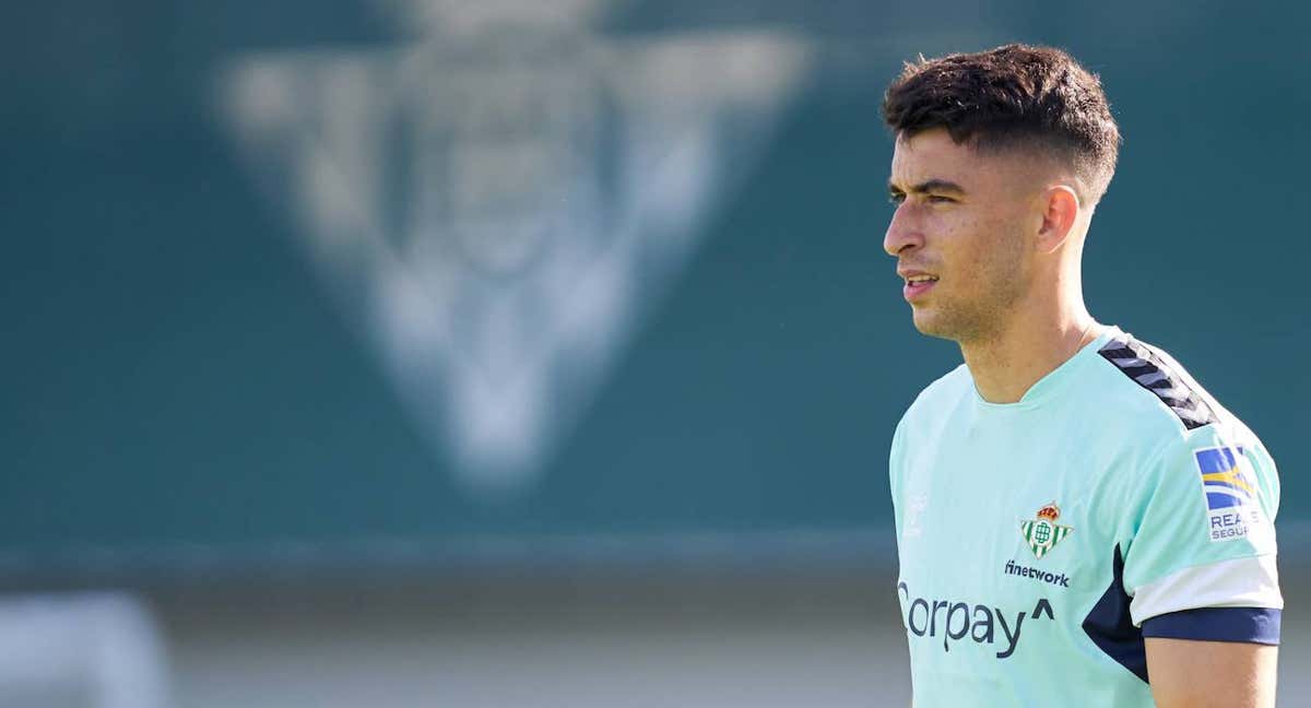 Marc Roca, en su primer entrenamiento con el Betis./RBB