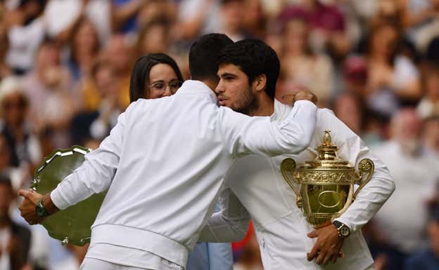 Djokovic y Alcaraz, tras la final de Wimbledon.  EFE/EPA/TOLGA AKMEN