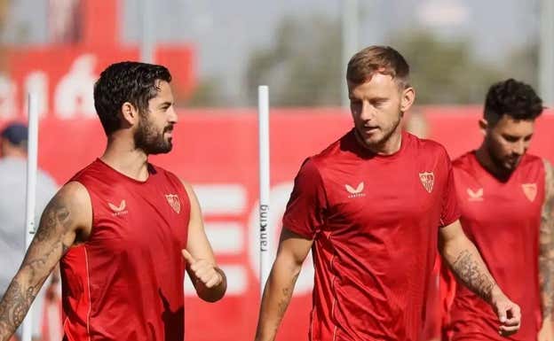 Isco junto a Rakitic en un entrenamiento del Sevilla. Efe
