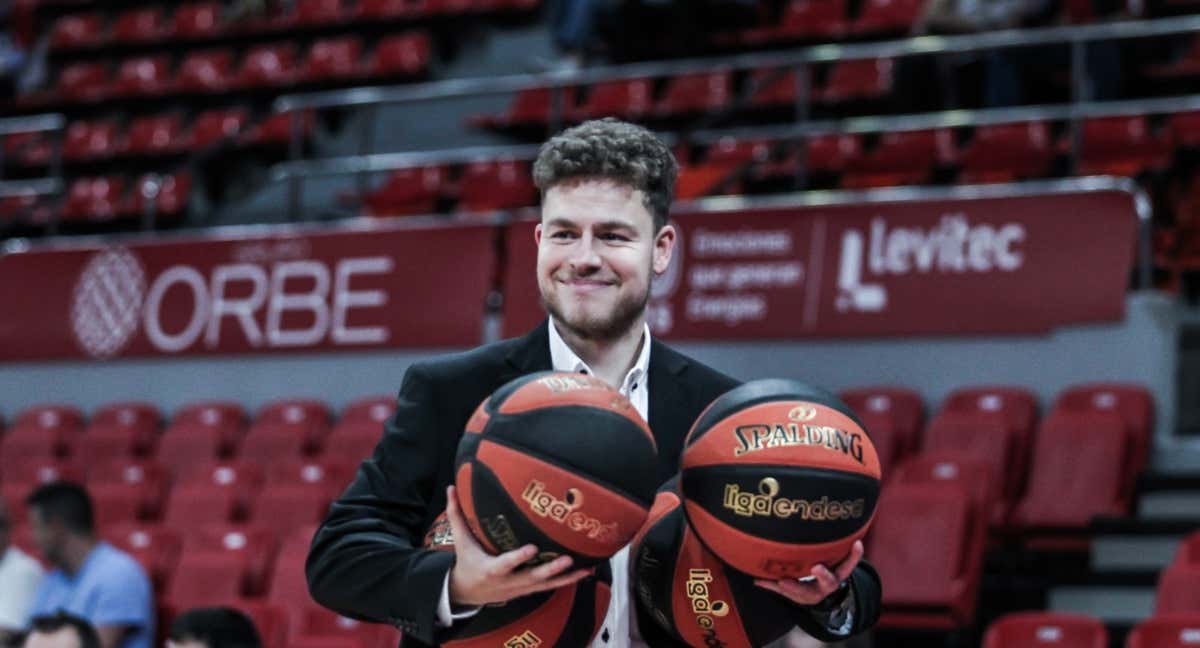 Nacho Juan sonríe en la previa de un partido de Liga Endesa. /Casademont Zaragoza