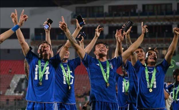 Los jugadores de Italia sub-19, con el móvil en la mano. UEFA