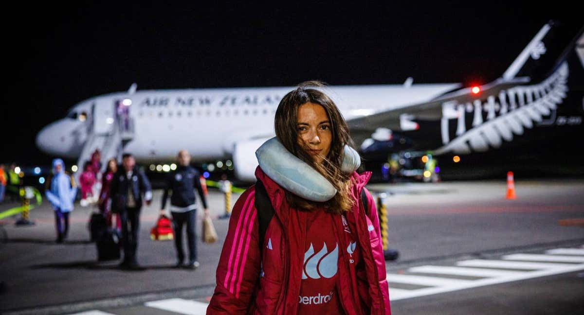 Aitana Bonmatí tras aterrizar en Wellington. /@SEFutbolFem