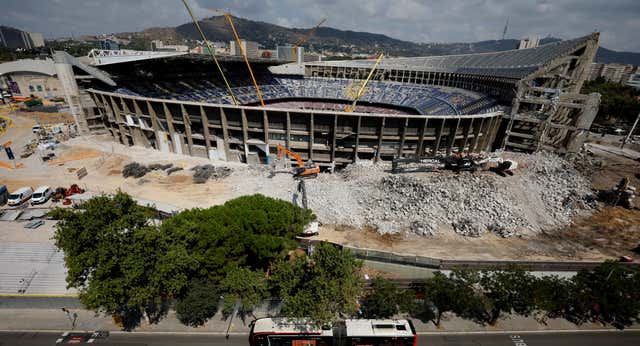 Visita a las piedras del Camp Nou: de ratas, pájaros y la Virgen de Montserrat