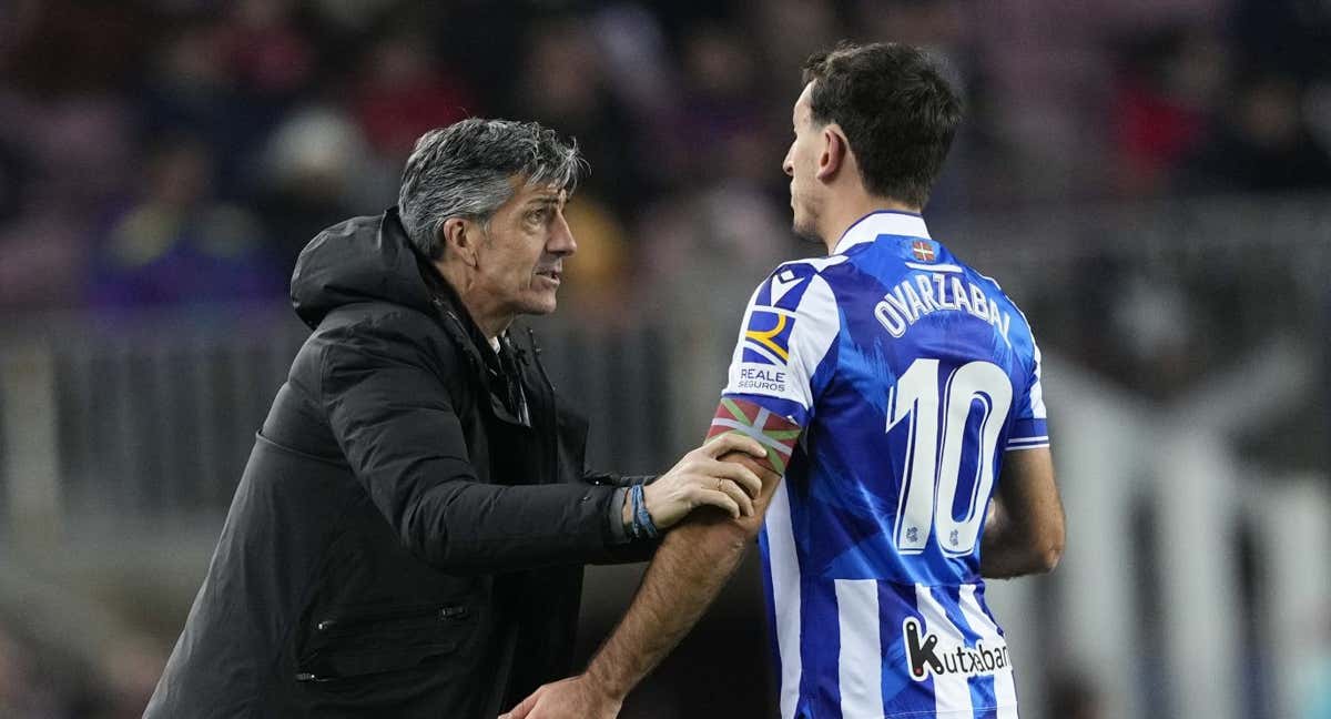 Imanol habla con el capitán Oyarzabal en un partido./EFE
