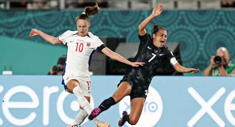 Ali Riley y Caroline Graham Hansen, en el partido inaugural del Mundial.