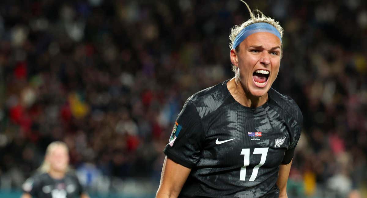 Hannah Wilkinson celebrando su gol.