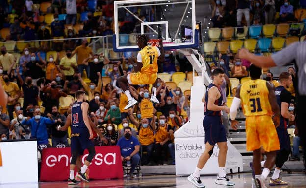 Khalifa Diop machaca el aro en un partido frente al Baskonia de la temporada 21/22  ACB PHOTO