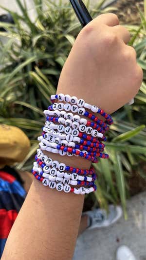 Las pulseras personalizadas de Alasni. En la otra muñeca lleva las de Xavi y Gavi. RELEVO