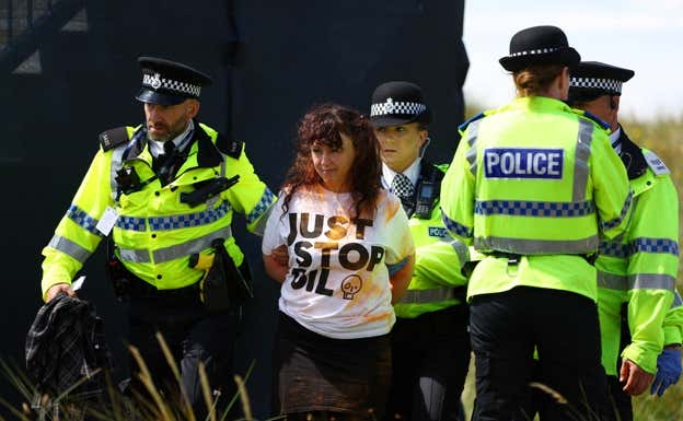 La expulsión de una de las manifestantes. REUTERS