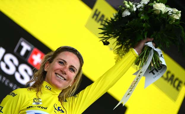 Annemiek van Vleuten recoge su maillot amarillo como líder del Tour de Francia femenino de 2022 tras su triunfo en Le Markstein.  @GETTYSPORT