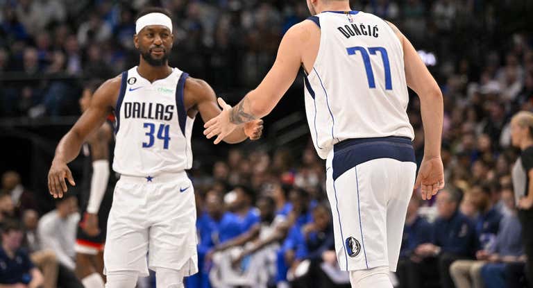 Kemba Walker, junto a Luka Dončić en un partido con los Mavs.