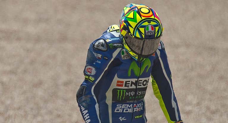 Valentino Rossi con el airbag hinchado tras irse al suelo.