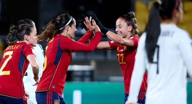 España arranca con buen pie… pero sin puntería