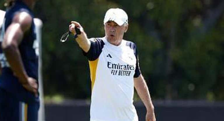 Ancelotti da indicaciones durante un entrenamiento del Real Madrid en Los Angeles.