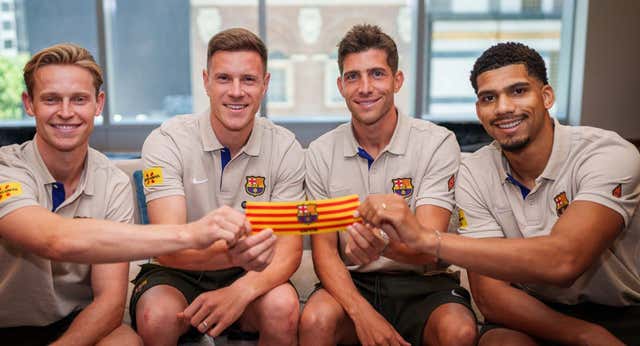 El Barça elige a sus capitanes: Sergi Roberto, Ter Stegen, Araujo y De Jong