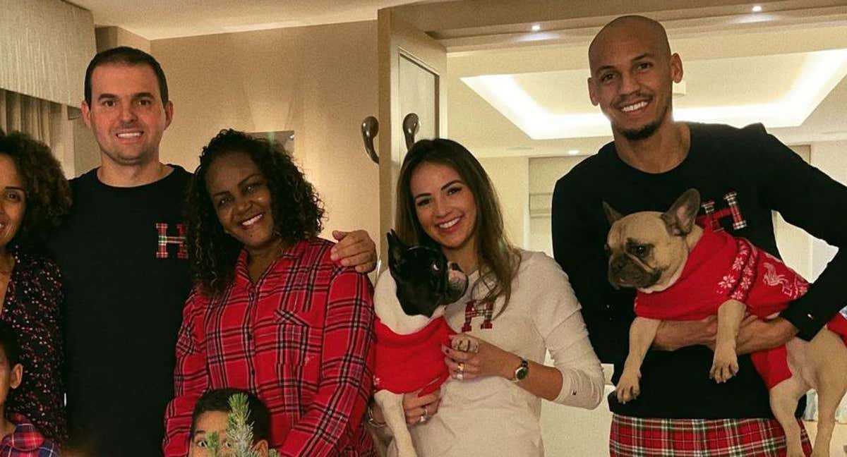 Fabinho con sus perros. /INSTAGRAM: @REBECATAVARES