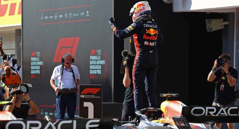Max Verstappen celebra su victoria en el GP de Hungría 2023 de F1.