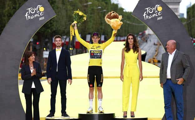 Jonas Vingegaard, en el podio de París tras conquistar el Tour de Francia. AFP