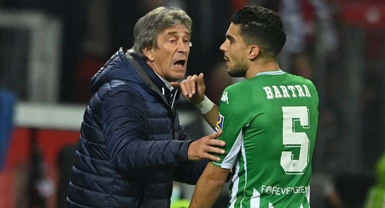 Marc Bartra junto a Manuel Pellegrini.