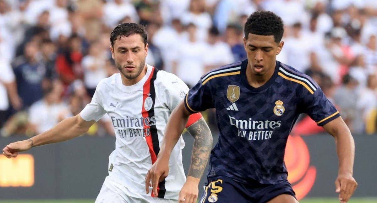 Bellingham conduce un balón junto a Calabria en el Real Madrid-Milan.