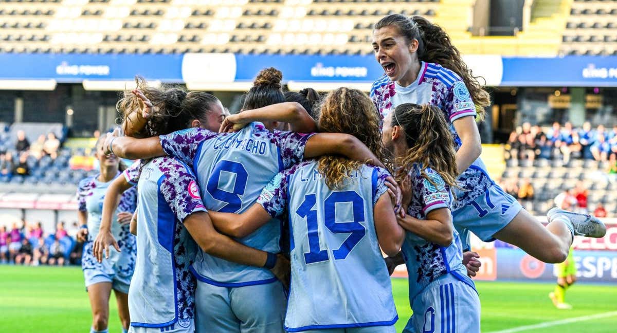 La Selección Sub-19 celebra uno de los goles ante Chequia.