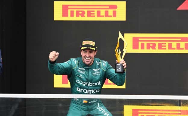 Fernando Alonso celebra su último podio hasta la fecha en el GP de Canadá.  Aston Martin