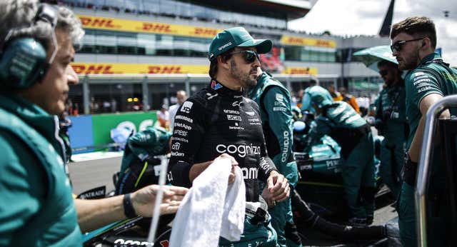 Fernando Alonso, un titán que resiste la crisis de Aston Martin