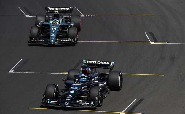 Fernando Alonso persigue a Rosberg en la última carrera.  EP