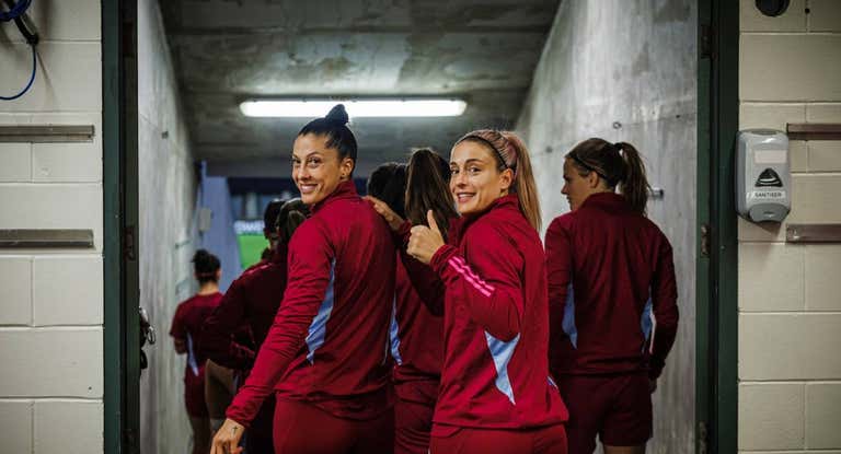 Jenni Hermoso y Alexia Putellas antes de saltar al campo de entrenamiento en l a previa del partido ante Zambia.