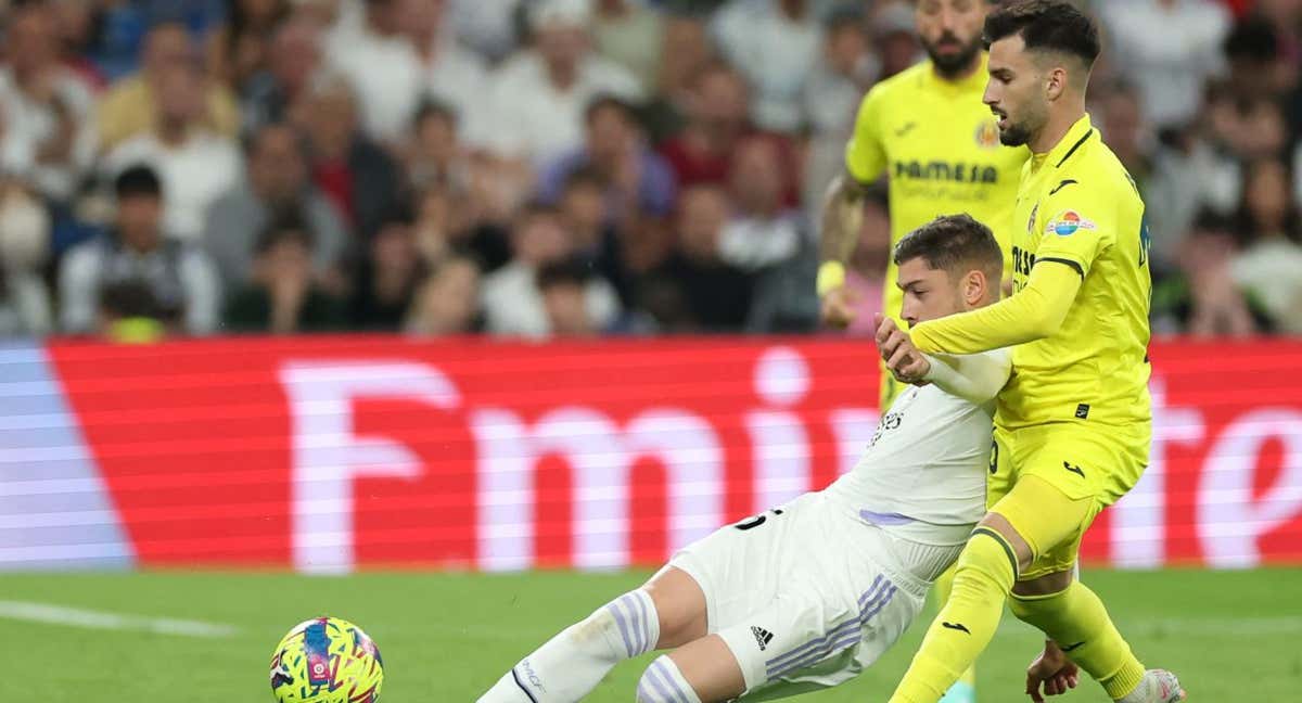 Fede Valverde y Baena,  durante el partido en el Bernabéu /EFE