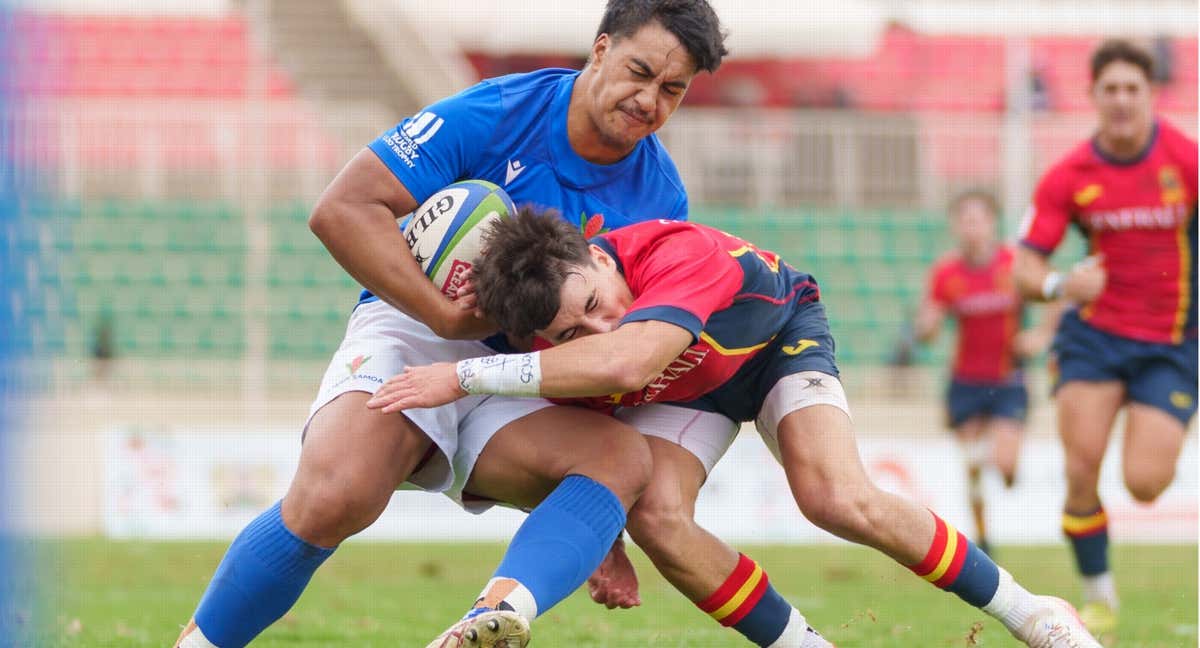 Gabri Rocaries uno de los jugadores más destacados del torneo para España, placando. /World Rugby