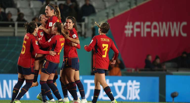 Jenni y Mariona celebran junto al resto de compañeras un gol.