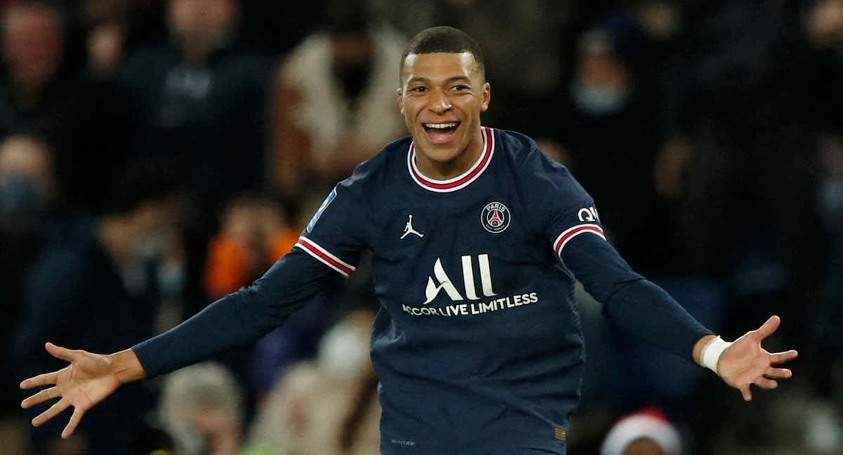 Mbappé jugando con la camiseta del PSG. /REUTERS