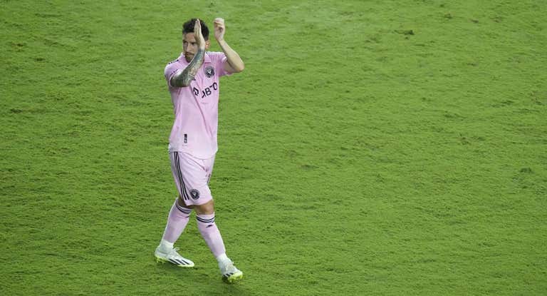 Leo Messi sale ovacionado tras ser sustituido con Inter Miami.