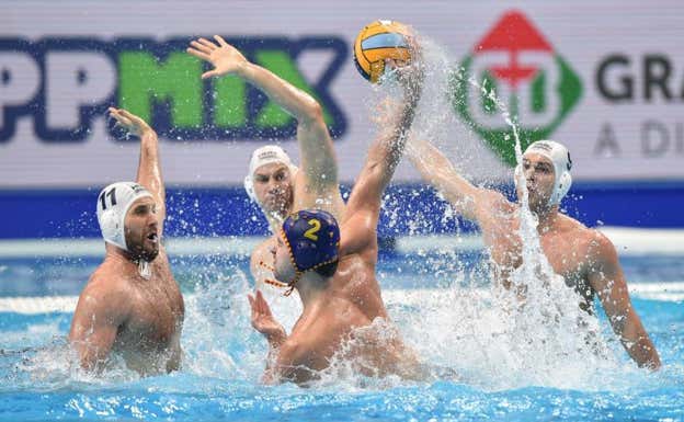 Selección española de waterpolo jugando.  AFP