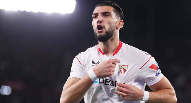 Rafa Mir es el elegido para sustituir a Cavani… y el Sevilla sigue enrocado